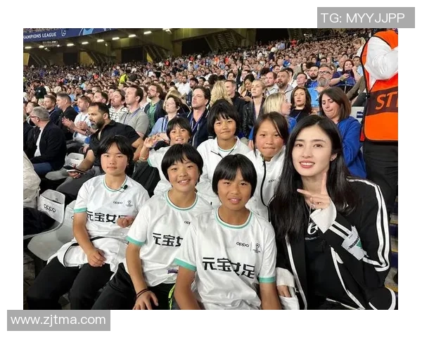 女生与足球明星同框拍照瞬间展现青春活力与梦想追逐 女生与足球明星同框拍照瞬间展现青春活力与梦想追逐