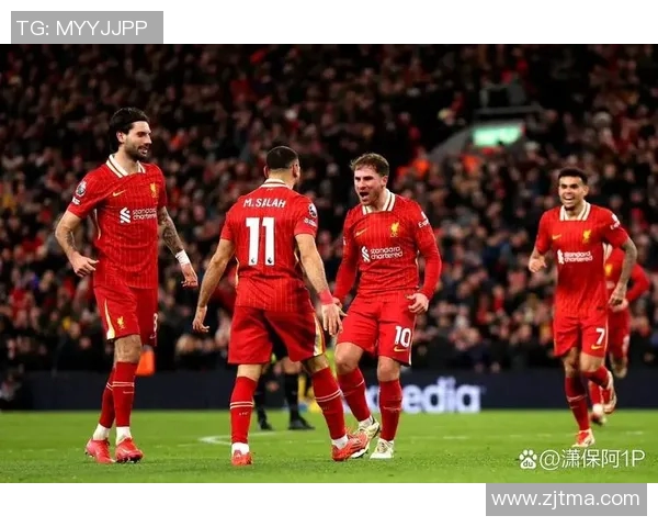 足球明星在红色背景下的魅力瞬间展现与激情碰撞的完美结合